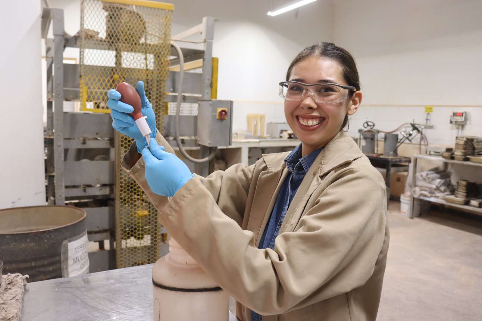 Jóvenes médicos, geólogos, químicos, contadores y administradores ocupan importantes puestos laborales en Minas de Oro Nacional