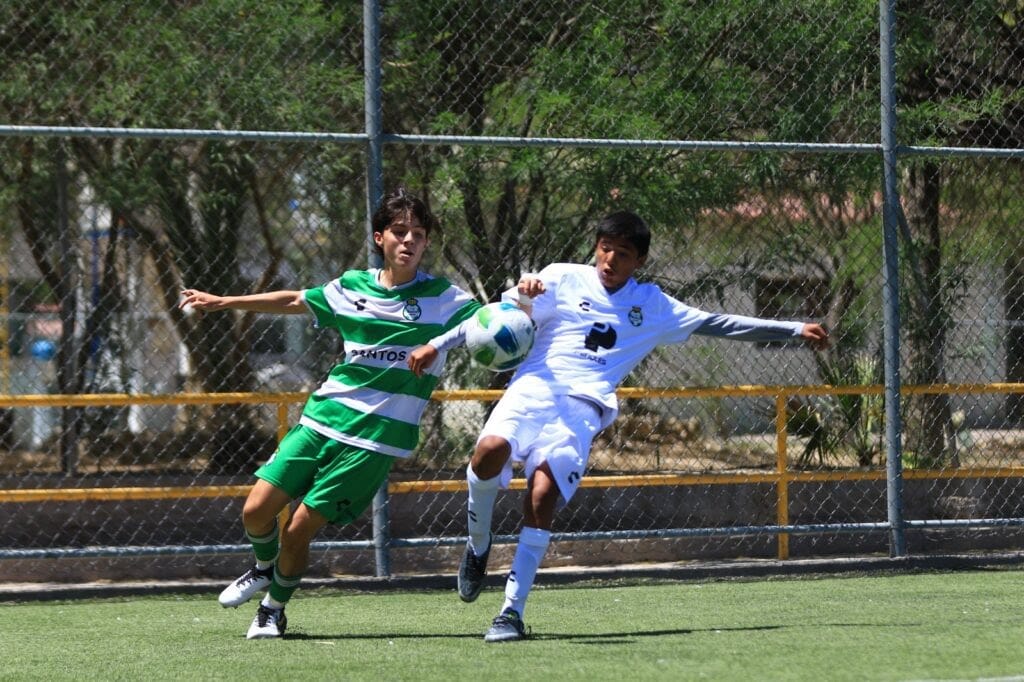 Academia de futbol Peñoles impulsa el desarrollo de niños y jóvenes