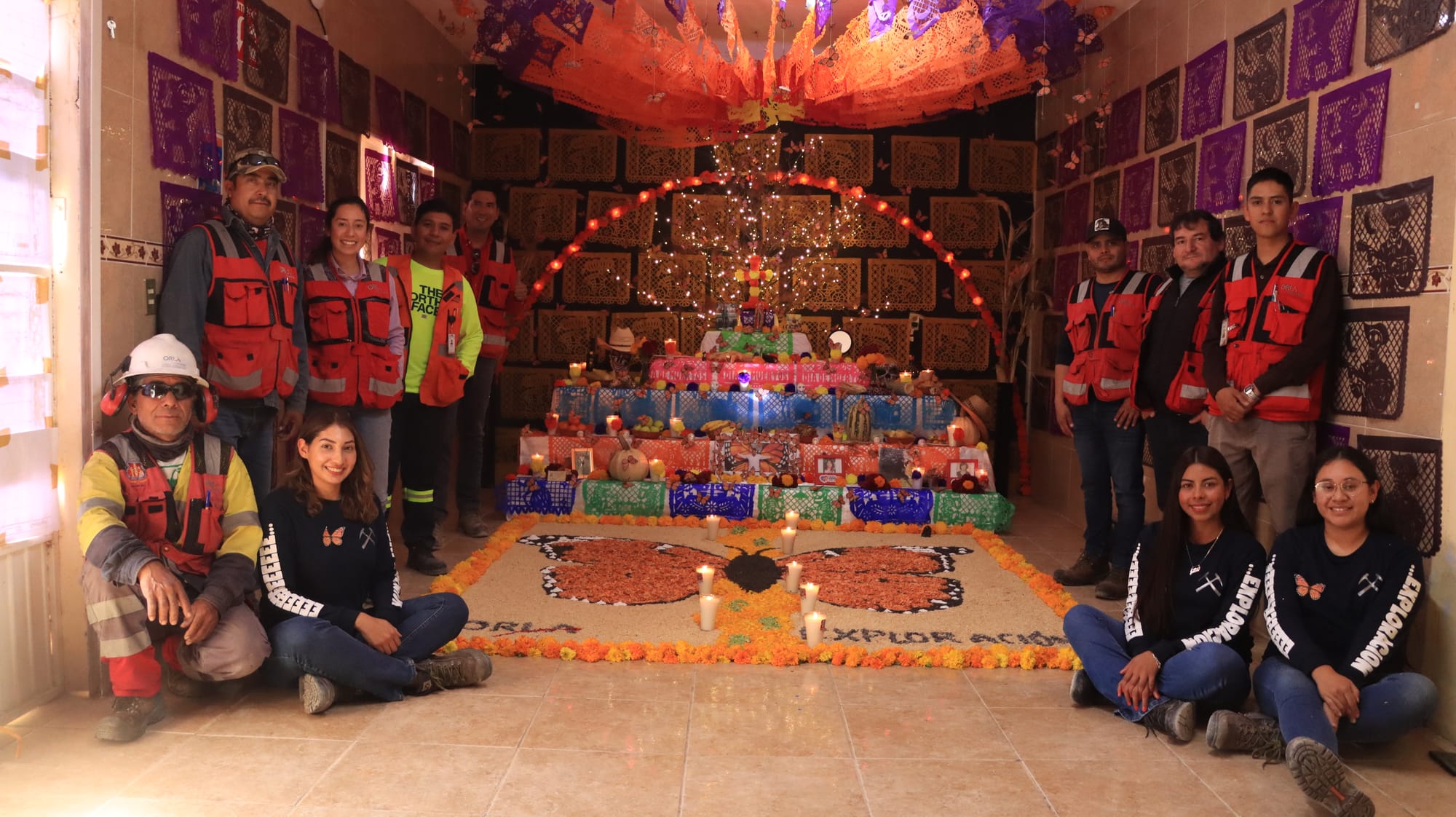 Orla Camino Rojo Celebra Tradición Mexicana con Altares de Muertos y Espíritu de Equipo