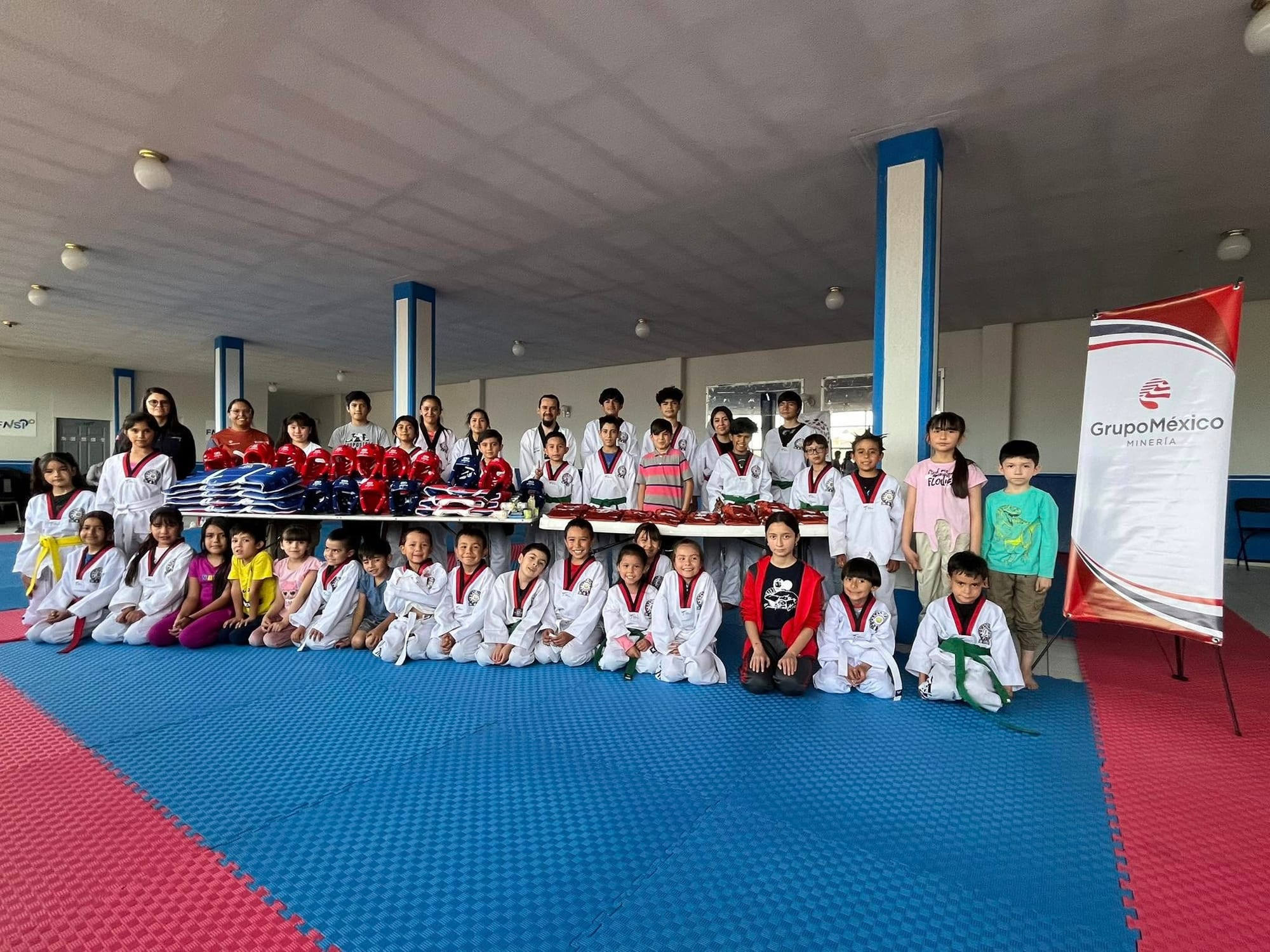 DEPORTISTAS DE SOMBRERETE RECIBEN MATERIAL PARA SU FORMACIÓN EN LA ESCUELA DE TAEKWONDO DE GRUPO MÉXICO