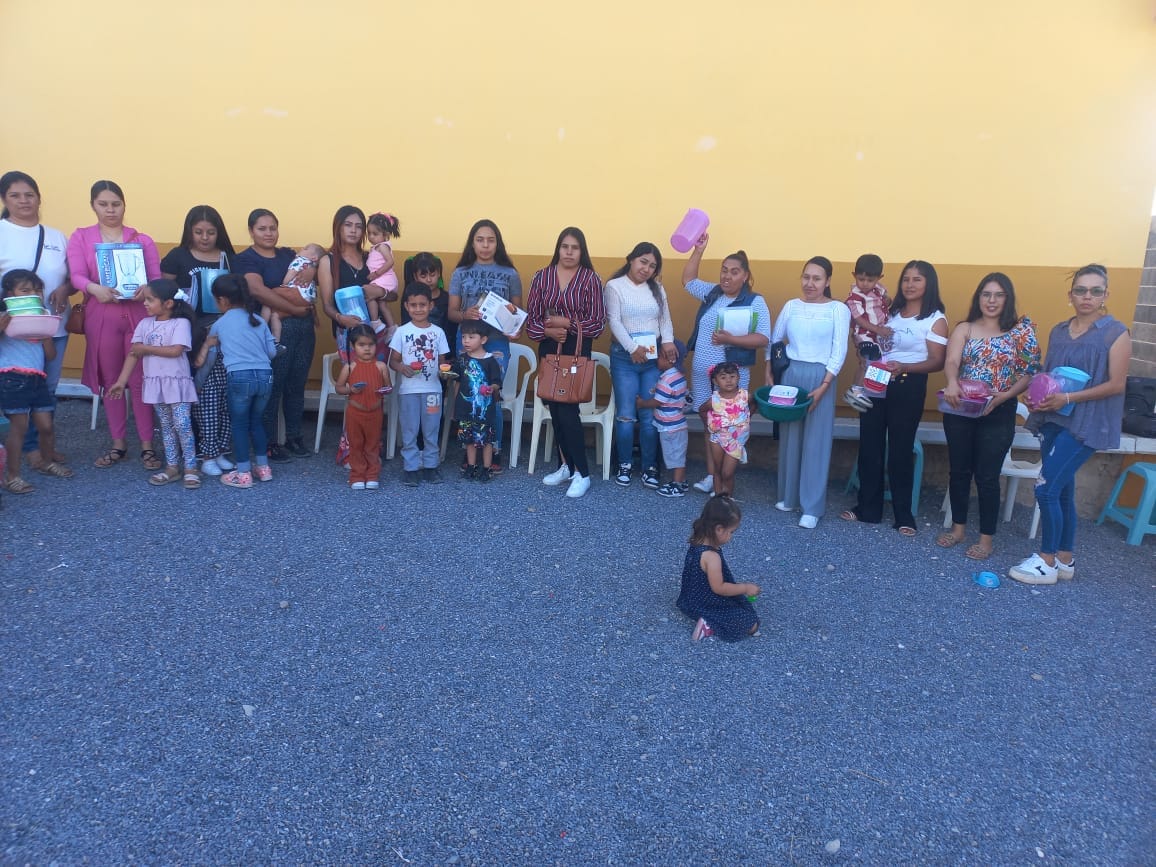 Entrega Arian Silver regalos conmemorativos del 10 de mayo en escuelas