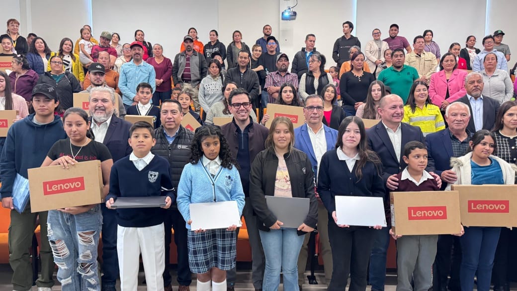 Clúster Minero y Gobierno del Estado entregan 50 computadoras a estudiantes destacados de Zacatecas.