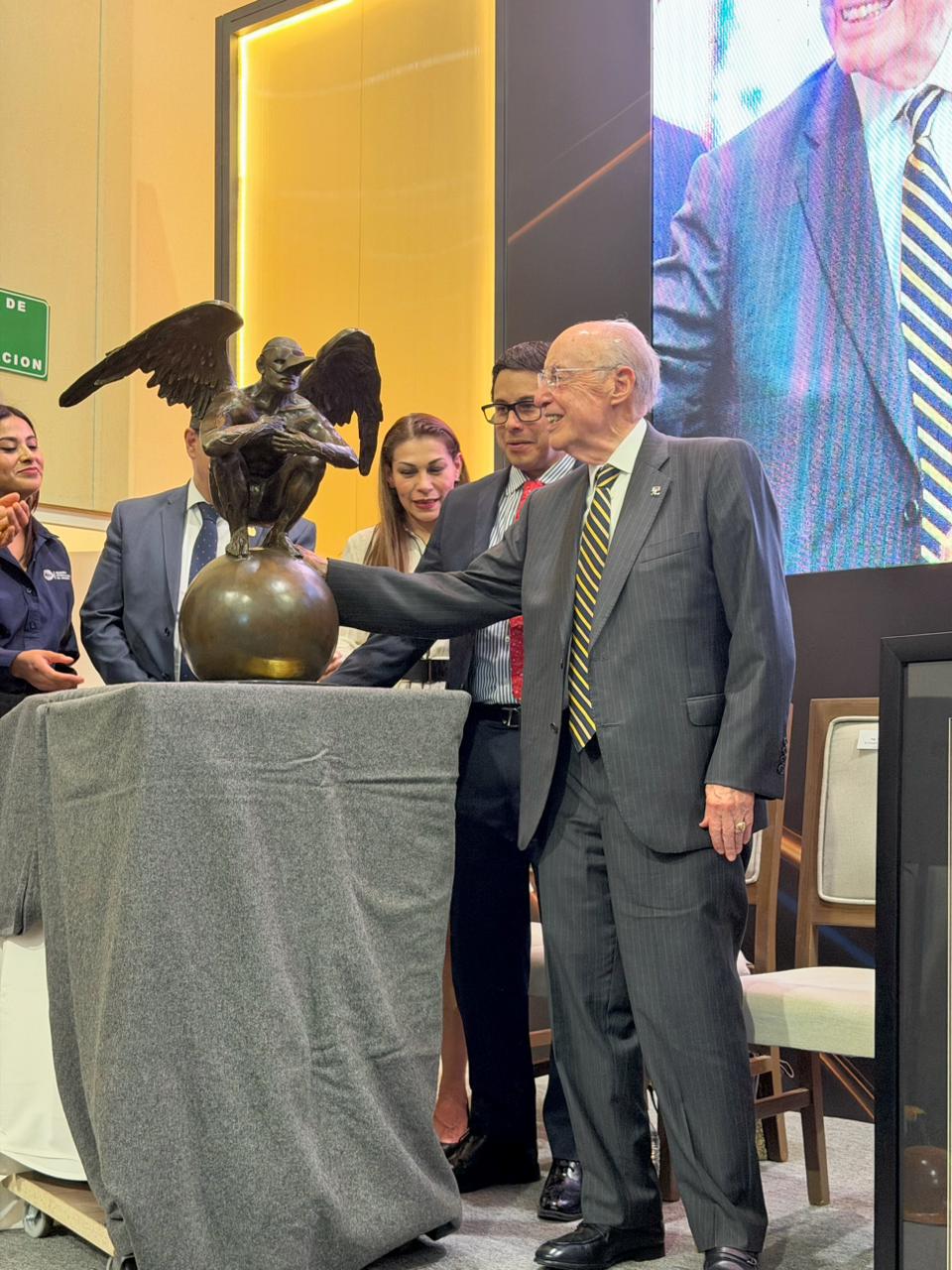 Rinden homenaje al Ing. Jaime Lomelín Guillén por su legado y contribución a la minería mexicana