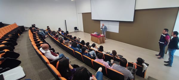 Alumnos del Bachillerato de Mantenimiento Industrial reciben platica de compañía minera