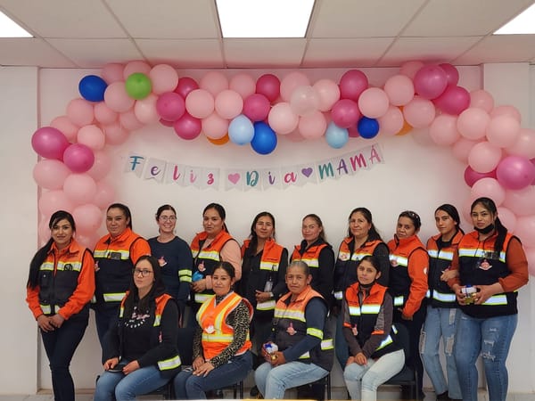 Conviven y festejan madres trabajadoras de Arian Silver