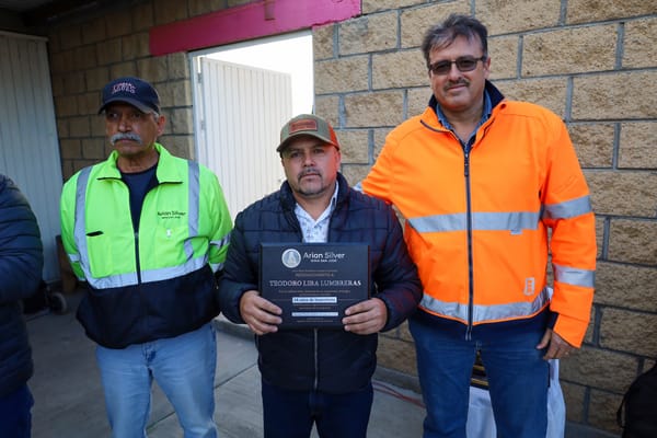 Reconoce Arian Silver a sus trabajadores por trayectoria laboral