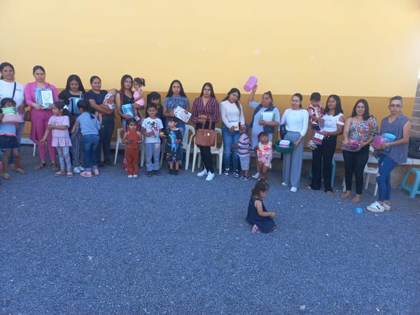 Entrega Arian Silver regalos conmemorativos del 10 de mayo en escuelas