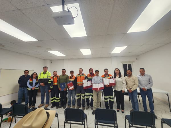 Se graduan de la secundaria 7 trabajadores de Arian Silver