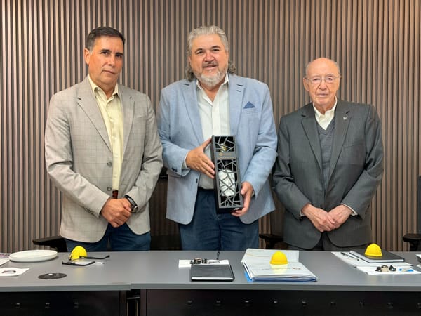 Clusmin entrega reconocimiento por su colaboración y trayectoria al Ing. Juan Rafael Sánchez Campos.